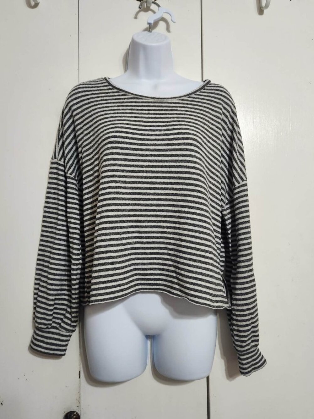 BKE Striped Long Sleeve Crop Top Sweater Women Small Gray White Knit Pullover S